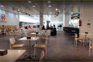 Zona de restauración del aeropuerto de Almería.