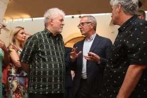 Pedro Almodóvar conversa con el ex ministro de Cultura, José Guirao, en el CAF en junio de 2019.