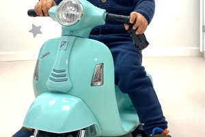 Un niño en una moto infantil.