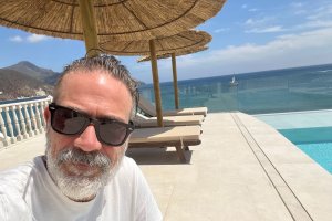 Jeffrey Dean Morgan, en el selfi que publicó desde un hotel de San José, en Almería.