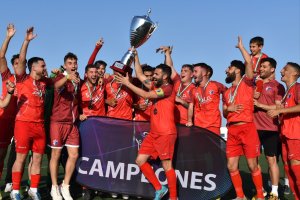 Jugadores del Adra celebrando su logro.