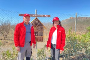 Miembros de Primaflor junto a uno de los hoteles.