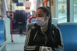 La mascarilla sigue siendo en los transportes públicos.