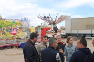 Responsables municipales y feriantes reunidos en el recinto ferial.