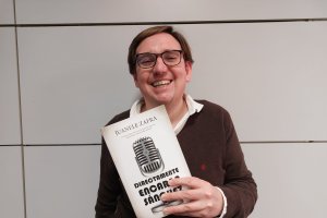 El periodista sevillano Juanele Zafra con su libro ‘Directamente Encarna’.