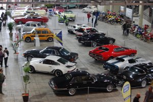 En el pasillo central conviven la competición del rally con el brutal descaro de los \'muscle cars\' americanos. Foto de V.N.