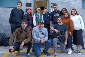 Alumnos, profesorado y director de EISO con parte del equipo del corto neerlandés.