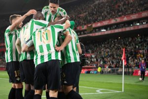 Los jugadores del Real Betis celebrando el tanto de Borja Iglesias.