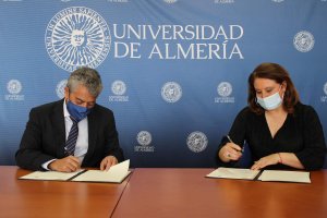 Carmelo Rodríguez y Carmen Crespo firman el acuerdo.