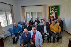 Los miembros del grupo junto al alcalde anfitrión de Taberno.