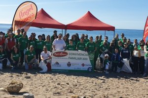 Convivencia familiar limpieza de playas en San Juan de los Terreros.