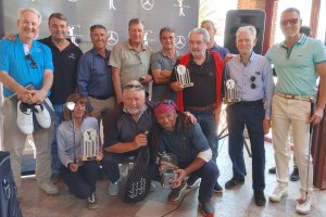 Los ganadores posan para un torneo con estrella.