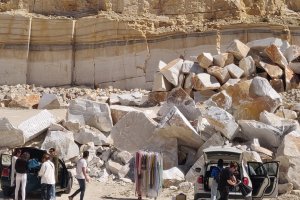 La diseñadora almeriense Susana Lirola escoge las Canteras de Macael como escenario único para inmortalizar su nueva colección.