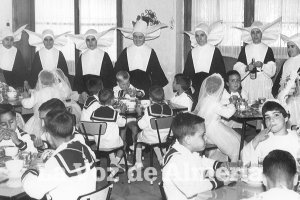 Niños y niñas del Hogar custodiados por las Hermanas de la Caridad, en el gran desayuno que se les daban la mañana de la Primera Comunión.