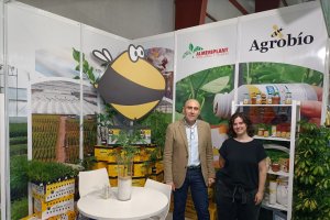 Pilar Santorromán y Sergio Sánchez, en el expositor de Agrobío.