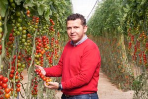 Emilio Pérez,  director técnico de Coprohnijar, en la finca experimental de la cooperativa.