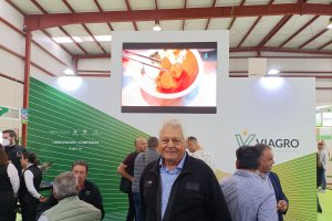 Francisco del Águila, fundador de Viagro, en el expositor.