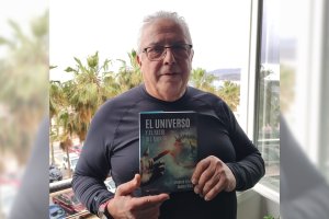 Antonio Felipe Rubio muestra su último libro.