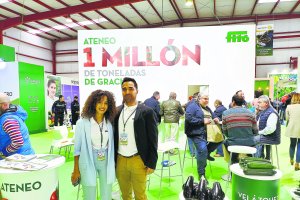 Rajae Hamdoune y Alejandro Sánchez en el stand de Semillas Fitó