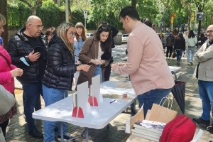 Fran López Castillo, autor superventas de Círculo Rojo, firmando en Sant Jordi.