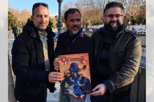 Antonio María, Rafa Amat (AleS) y Jesús Muñoz con un ejemplar de su cómic.