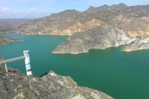 El agua embalsada del Almanzora se ha nutrido durante décadas de los aporte del gran río manchego.