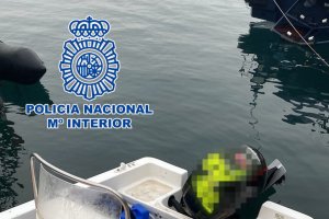 La patera en la que viajaban el patrón y los inmigrantes sirios.