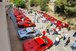 Los Ferrari estacionados en Enix. (FOTO: Francisco G. Luque).