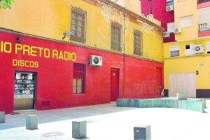 Plaza de Calderón, a pocos metros de la Puerta de Purchena, con la maleta que espera al emigrante desaparecido.