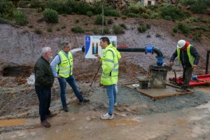 El vicepresidente de la Diputación y el alcalde visitan el aforo de este pozo.