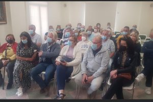 Los vecinos de Limaria se reúnen con autoridades para buscar solución a sus problemas.