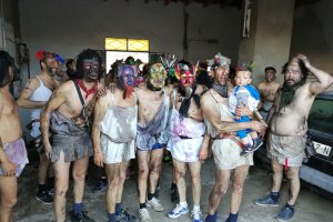 Tradicionales disfraces de peloteros en el carnaval de Overa.