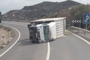 Imagen del camión volcado en la carretera que une Berja y Adra.