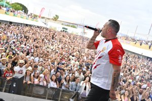 Juan Magán luciendo una camiseta de la UD Almería durante su actuación del domingo en el Solazo Fest.