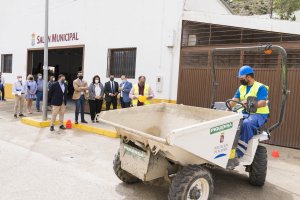 Imagen de un operario con un dúmper.