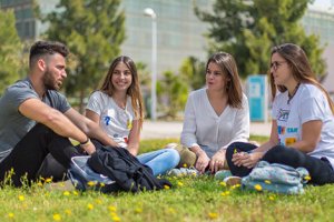 Foto de estudiantes universitarios de la UAL.