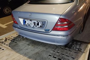 Vehículo y placa que conllevó la detención.