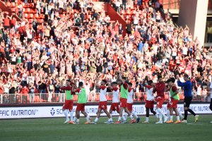 Vuelta de honor de los futbolistas con el Estadio todavía lleno después del pitido final.