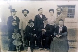 La familia Molina Ayas en la puerta de la Casa Granero en 1905. El protagonista de esta historia, José Molina Sánchez, sentado con bastón.