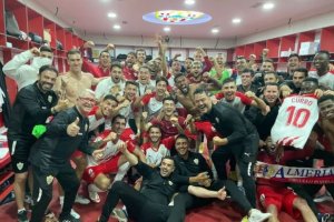 La foto de la celebración en el vestuario tras ganar el sábado.