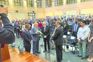 El catedrático Manuel López Muñoz y su premio nacional, recogido en la Universidad de Almería.