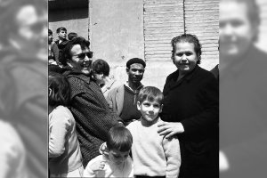 Una mujer frente a la fachada lateral de la iglesia de San Sebastián.