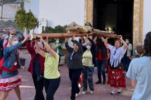 Las mujeres de Olula del Río, portan el Cristo de la Buena Muerte en procesión