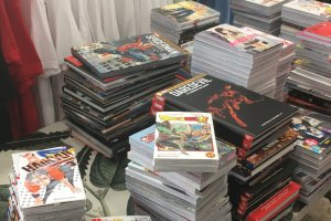 Los libros esperan a ser recolocados en las estanterías de Arrakis Cómics & Merchandising tras la Feria del Libro de Roquetas. Foto de V.N.