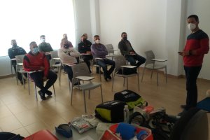 Los agentes de Policía Local reciben una formación en primeros auxilios y uso de desfibriladores.
