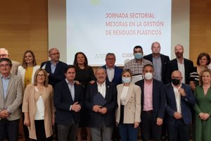 Foto de familia de los firmantes del acuerdo y representantes institucionales y agrícolas