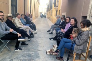 Un grupo de vecinos compartiendo un rato de charla al fresco de la tarde en la calle Pizarro del centro histórico.