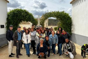 La estirpe de payasos ecuatorianos, en el cementerio de Sorbas.