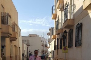 El portavoz de Ciudadanos en una de las calles afectadas.