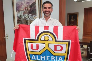 El alcalde de Almería ya posa con su bandera de la UD Almería